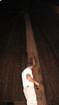 Le Rhéa imposant pilier central en bois. L'érection du tronc nécessite souvent la présence du clan tout entier, les opérations peuvent durer plusieurs lunes. La case peut atteindre 9m de diametre et 12m de haut.